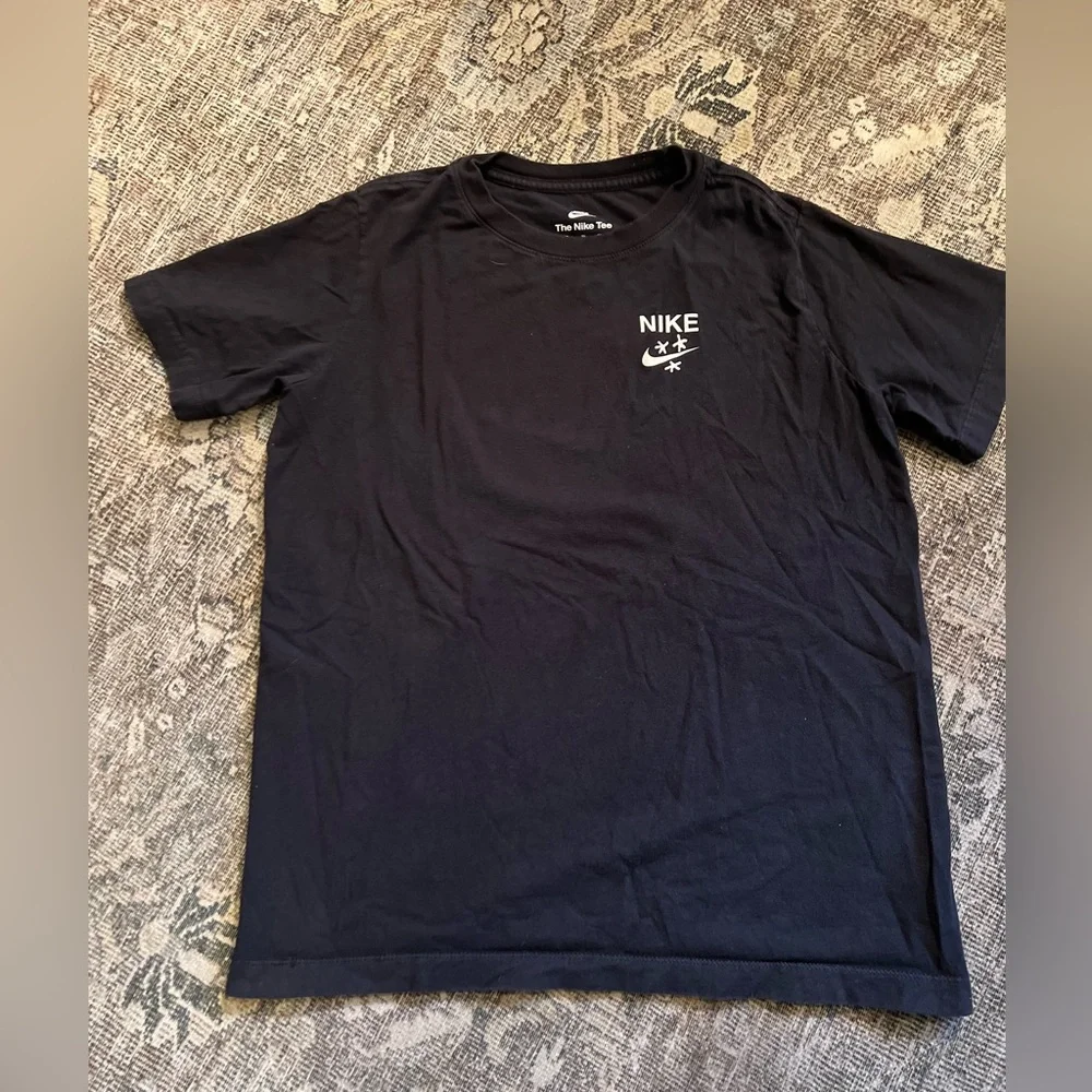 Nike World Traveler Tee & Dri-Fit Stripe Shorts Large